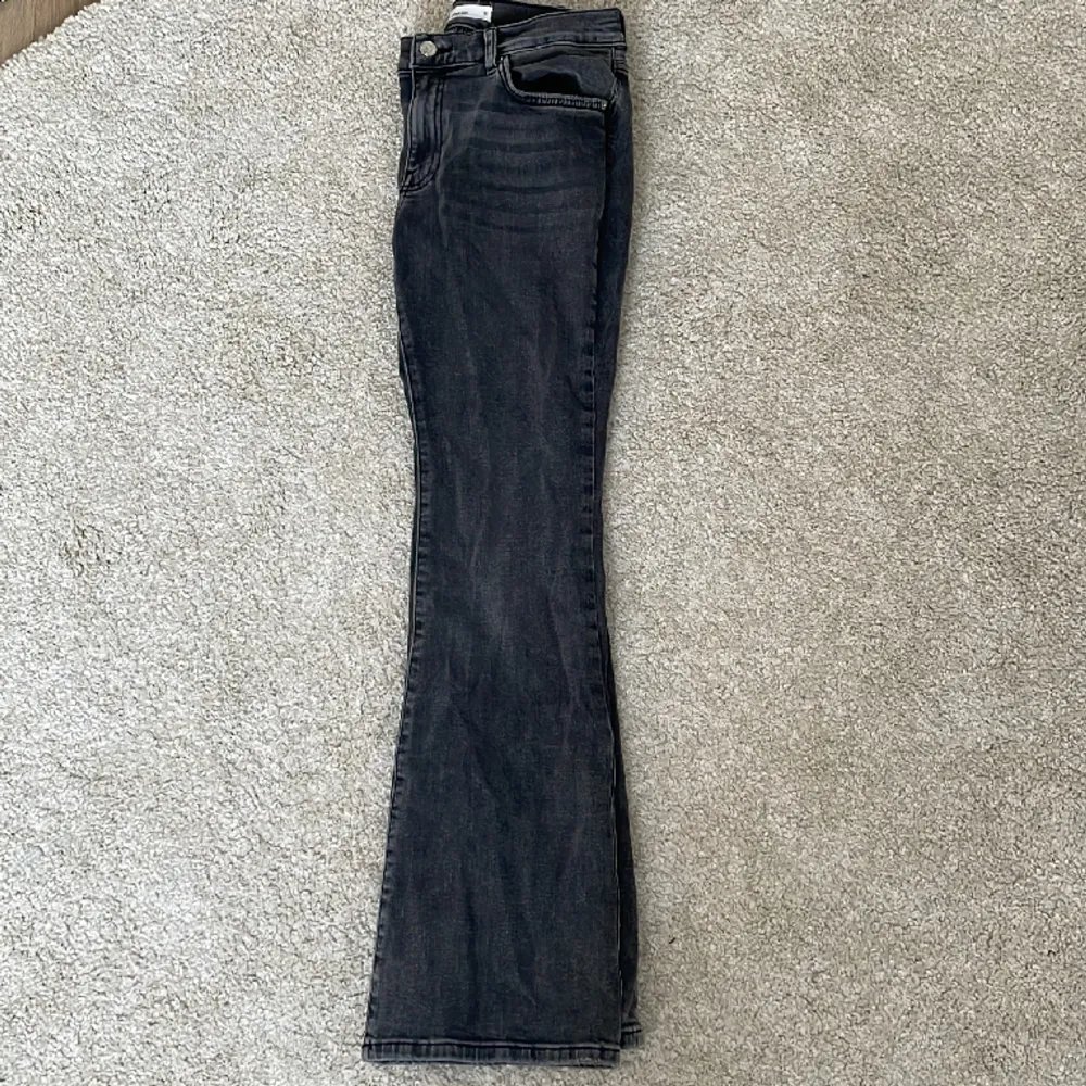 Superfina gråa lågmidjade jeans från Gina!💕Dem är i väldigt bra skick och säljer för att de inte kommer till andvänding💕köpare står för frakt!. Jeans & Byxor.