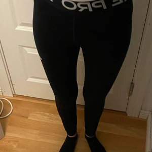 Nike PRO leggings  - Nike pro leggings som inye kommer till användning då de är för små.  Obs det är barn L och inte vuxen  Köparen står för frakt 