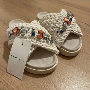 Inuikii - Supersnygga tofflor från Inuikii som är helt oanvända🙌🏼 Dem är i nyskick och i storlek 38🩷 Säljer pga fel storlek. Köpta på Inuikii’s egna hemsida, där nypriset är 2200kr. Dustbag, kvitto och box tillkommer🙌🏼