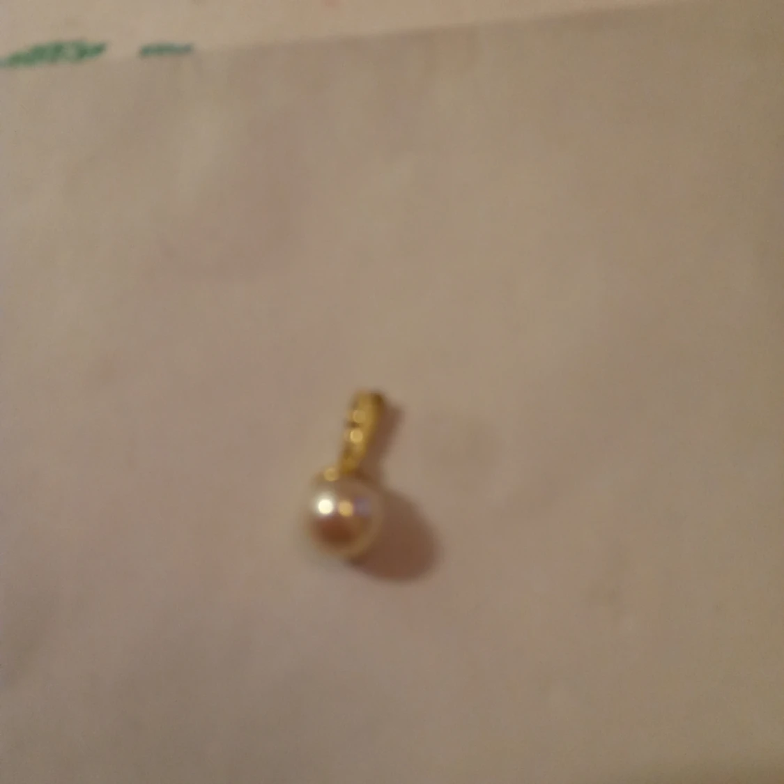 Hänge med vit pärla guldfärgad . - 91