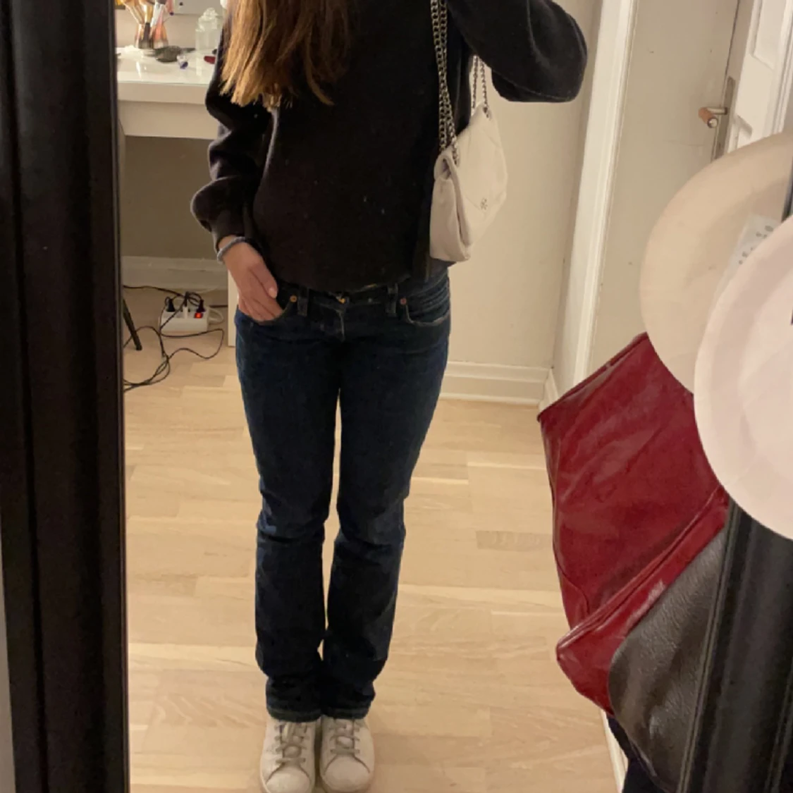 Mörkblå Levi’s jeans 