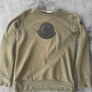 Moncler Black Bagde Sweatshirt köpt på nk för 5,4. Skick 8/10 riktigt snygg passform osv. Pris kan diskuteras 