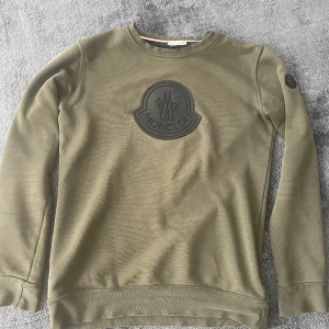 Moncler tröja  - Moncler Black Bagde Sweatshirt köpt på nk för 5,4. Skick 8/10 riktigt snygg passform osv. Pris kan diskuteras 