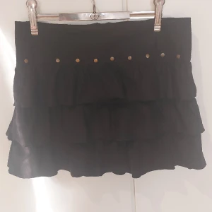 Svart kjol med kedja. - En fin svart kjol köpt gör några år sedan. Storleken är S men den passar inte till någon med stora höfter. 