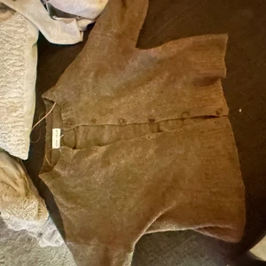 Svin snygg beige kofta  -  NYPRIS 600 Denna kofta köpte jag på ett köpcentrum i Spanien säljer pågrund av att jag inte använder den men den e svin snygg och har fått många komplimanger pågrund av färgen 