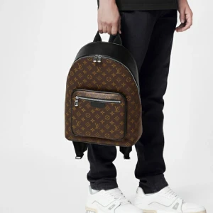Louis Vuitton Josh Backpack - Louis Vuitton Josh Backpack  Skick 9/10 (kanonskick)  Självklart äkta produkt. Nypris runt 30k Billigaste begagnade på Vestiaire ligger ute för ca 15k   Kvitto, äkthetsintyg och dustbag ingår.  Skicka meddelande för mer info och bilder! 
