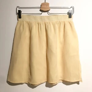 Kjol - Köpt secondhand. Superfin! En slits på ena sidan med innerkjol. Liten fläck se bild.