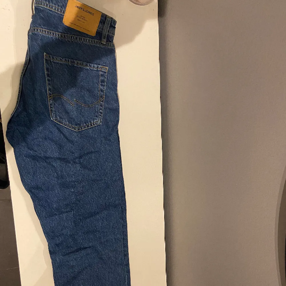 Ett par sköna mörkblå Jack and Jones jeans i storlek W30 L32. Använd endast en gång, perfekt skickt. Hör av er om ni har frågor✅🤝. Jeans & Byxor.