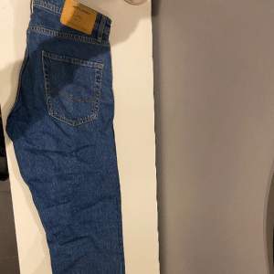 Ett par sköna mörkblå Jack and Jones jeans i storlek W30 L32. Använd endast en gång, perfekt skickt. Hör av er om ni har frågor✅🤝