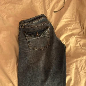 lågmidjade jeans - säljer ett par lågmidjade jeans från hm med fickor på rumpan, super fina och sköna men kommer ej till användning 