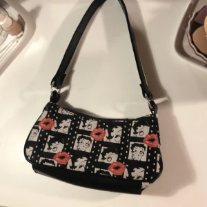 Betty Boop mini väska❣️ - En super gullig Betty Boop väska! Den går inte att stänga pga trasig dragkedja men annars i superbra skick! Pris kan diskuteras!❤️