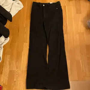 Har ett par svarta high waist Jane Boot från Cubus As. Storleken M/32. Använt några gånger. Dom ser lite slitna ut men tror bara de är så jeansen ska se ut, annars bra skick. Säljer för 150 kr 🌈⚡️💋💖💕🌸🪩