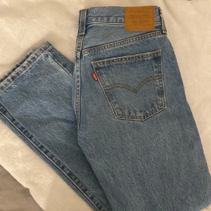 Helt nya jeans  - Säljer mina helt nya Levis jeans då jag köpte en för stor storlek och ej hann lämna tillbaka den.. dom är bra i längden på mig som är 166 🎉❤️‍🔥❤️‍🔥