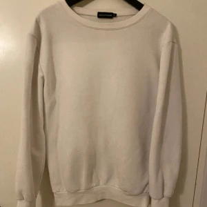Vit tjocktröja - Vit tjocktröja från prettylittlethings  Använd några gånger men i hyfsat bra skick  
