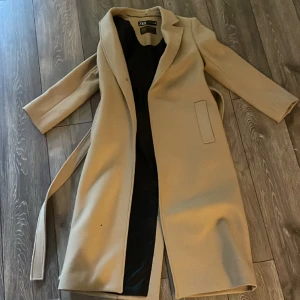 Zara kappa dam - Zara kappa dam med fint bälte som ny (använd 2 ggr)  Nypris ca 2000kr Säljes 400kr eller bud