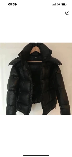 Bik bok jacka  - Intressekoll på min pufferjacket från bik bok, den svarta i storlek S, tror att jag tycker den är lite för stor för mig, använd men fint skick. Köpt här på plick   