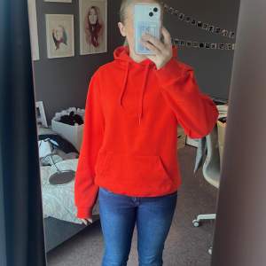 Säljer denna röda hoodie från NastyGal (minns inte var den köptes) då den inte använts på väldigt länge. Storlek M men passar även S.