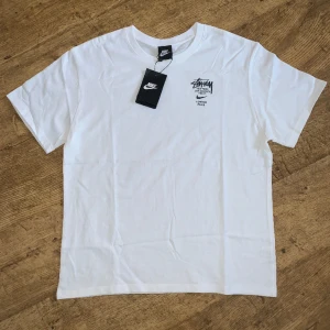 Nike stussy - Nike Stussy t shirt 100% bomull Passar Small-Medium Helt ny och oanvänd Har 2 st av dessa båda helt oanvända, langa nåt bud :)