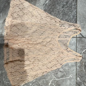 Topp stl.xs - Genomskinlig topp storlek xs, möjligen xxs till och med. Säljs pga garderobrensning. Kika gärna på mina andra annonser, säljer mycket. Samfraktar gärna:) 