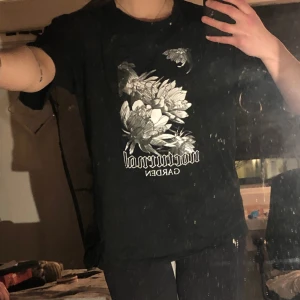 Snygg tshirt - T-shorts med tryck. I storlek L, men jag (S) har haft den som Oversized T-shirt