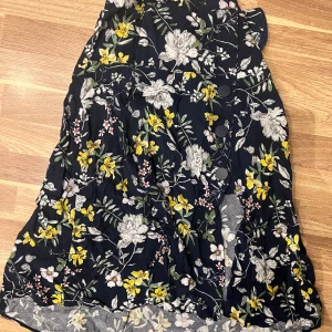 Kjol  - Fin kjol som inte kommer till användning längre. Använd några gånger men i bra skick. Hör av er vid frågor 🥰