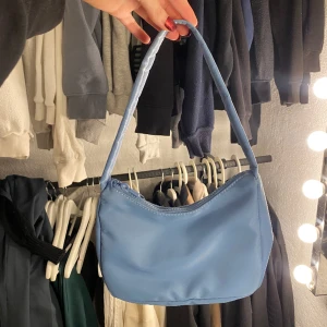 väska - liten blå axelväska, aldrig använd!☺️