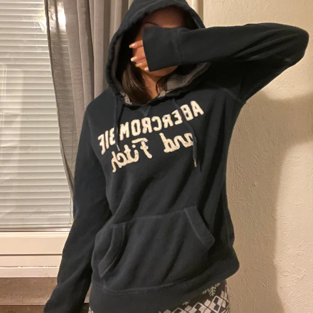 super snygg hoodie från andra abercombrie&fitch! Storlek L men skulle säga att den är lite mindre i storleken och passar nog s/m bättre! Köp direkt för 200kr🤩. Hoodies.