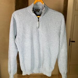 Massimo Dutti tröja - Skön Massimo dutti tröja i cashmere bomull blanding i sjukt bra skick. Sitter fint på en grabb på ca 180, M. Om du har någon fundering är det bara att hoppa in i DM. Mvh StilKontoret