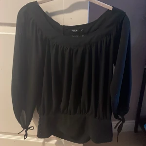 Svart blus  - Skit snygg Svart blus från Vila, jag säljer den för att den går aldrig till användning 💗💗strlk S, kontakta mig för mer bilder
