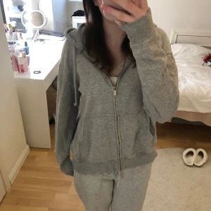 Grå kofta - En grå kofta från H&M som inte kommer till användning, den har inga skador eller något liknande.💕