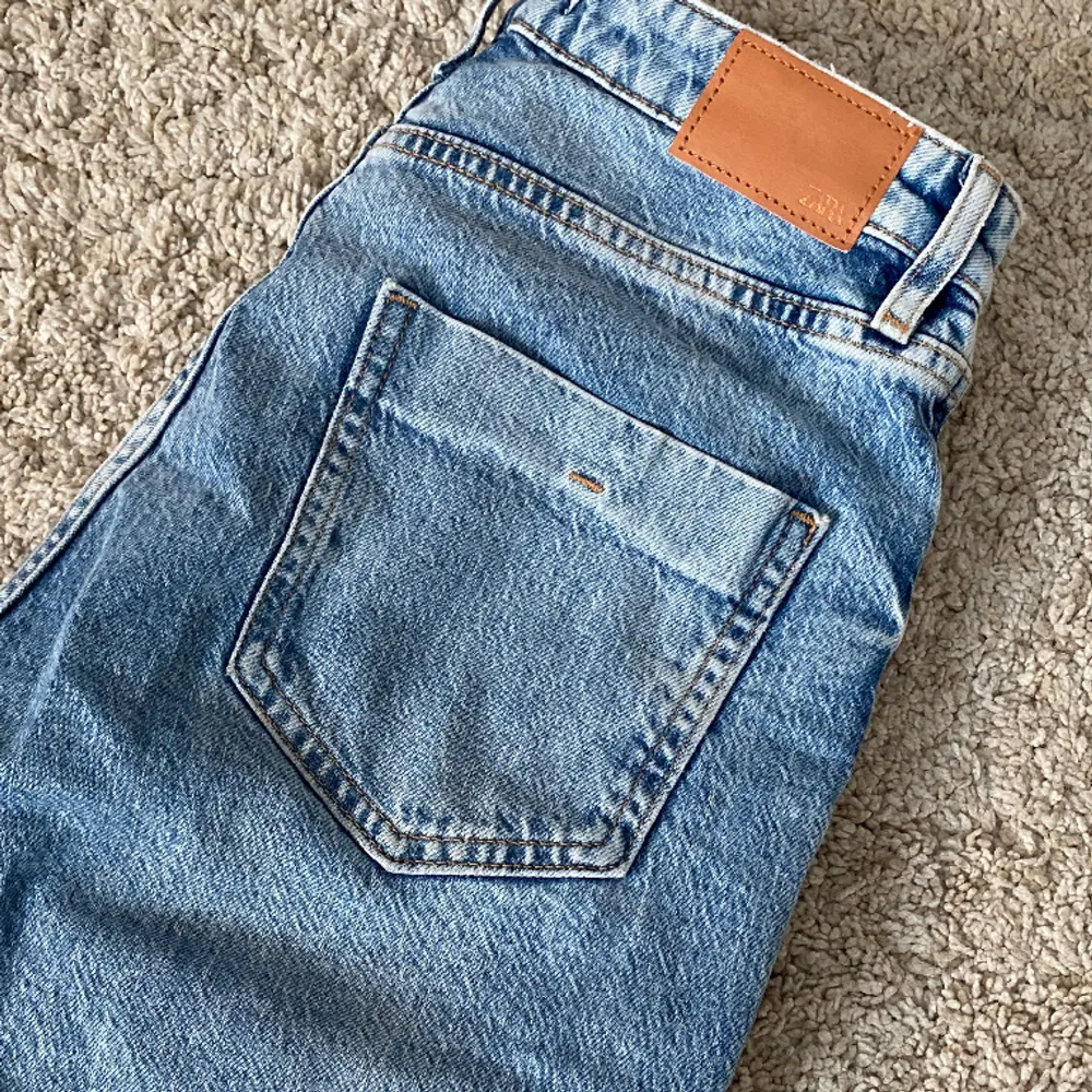 Super snygga highrise jeans som är lite tightare straightleg!!💗. Jeans & Byxor.