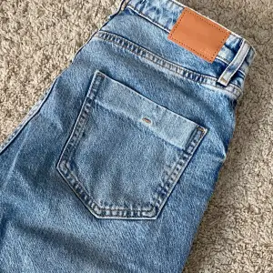 Super snygga highrise jeans som är lite tightare straightleg!!💗