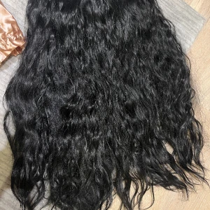 Clip-in löshår 5 delar - Helt nytt och oanvänt löshår från Hair Lab Ex. I färgen jet black och beach wave glam modellen. Kommer med dustbag och skyddsnät till håret. Längd 66cm.