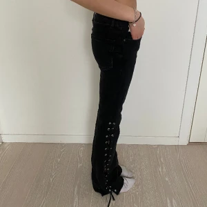 Lågmidjade jeans med snörning  - Lågmidjade utsvängda jeans från zara som jag gjort om själv och satt dit snörning i sidorna🥰 har fått väldigt många frågor om dessa och säljer endast vid bra bud, midjemått 37 rakt över men de är lite stretchiga, innerbenslängd 85cm och jag är 175