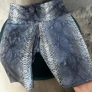 Biker shorts från Onzie med ormskinn mönster! Aldrig använt ❤️