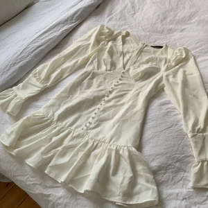 Studentklänning  - En vit söt klänning. Perfekt för studenten eller på sommaren. 