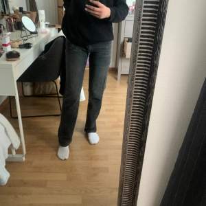Zara straight leg midwaist jeans som tyvärr inte kommer till användning längre