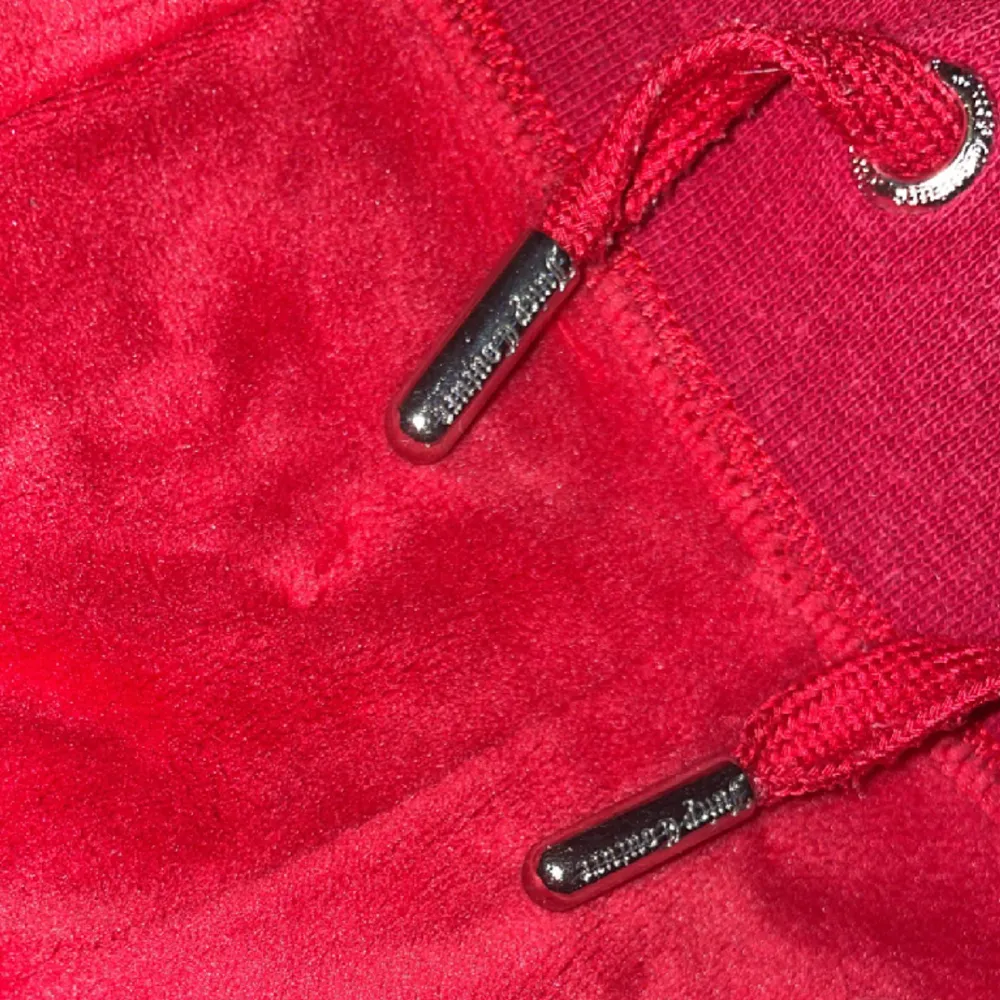 Säljer mina röda juicy byxor då dom längre inte kommer till användning. Skriv för fler bilder. Kan även tänka mig att byta mot antingen ett par moonboots eller ett set ifrån cataniaclub❤️. Jeans & Byxor.