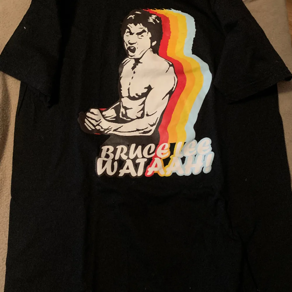 T-shirt man Bruce lee storlek XL. Inte använd, bara köpt. Baksidan är sista bilden. Frakt tillkommer om man vill ha de postat.. T-shirts.