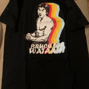 T-shirt brue lee XL man - T-shirt man Bruce lee storlek XL. Inte använd, bara köpt. Baksidan är sista bilden. Frakt tillkommer om man vill ha de postat.