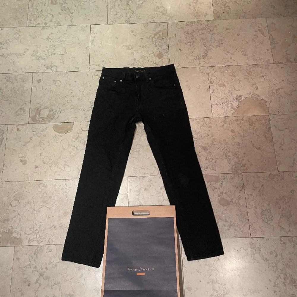 Svarta gritty jackson nudie jeans. Nypris: 1600kr  Små slitningar vid vänster ficka (bild 2). Man kan laga byxorna gratis i varje nudie butik.  Inte använda jätte mycket. . Jeans & Byxor.