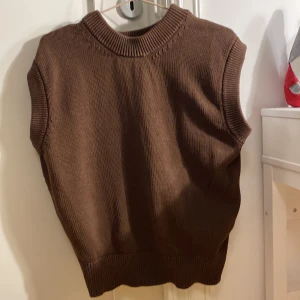 Stickad väst från Mango - Väldigt fin väst från mango, använd bara en gång så den är praktiskt taget nyskick. Använd gärna köp nu om du inte har några frågor!