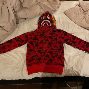 Bape hoodie röd - Bape hoodie i storlek S Bra skick