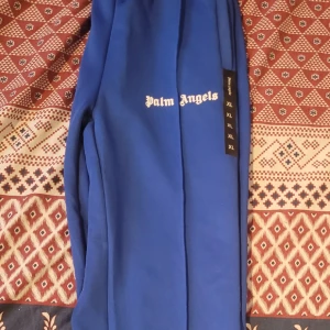 Palm angels byxor  - Palm angels track byxor XL storlek. Säljs för att morsan köpte fel färg för min jumper som en julklapp gått över 30 dagar och kan ej returneras.
