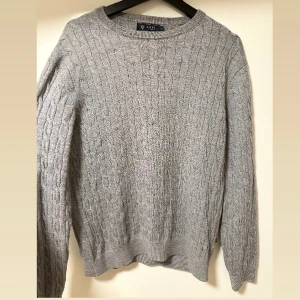 Stickad tröja herr - Grå stickad tröja ifrån Riley. Väldigt fin i strl L. Modellen heter Fine Merino (herr). 