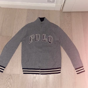 Ralph lauren sweetshirt med zip - Perfekt skick, använt varan fåtal gånger. Säljer för att den blivit för liten på mig. 