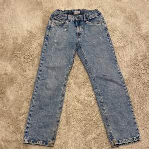 Ett par ljusblåa jeans från Lindex. 11-12 år.