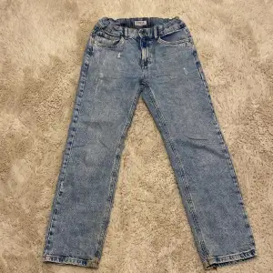 Ett par ljusblåa jeans från Lindex. 11-12 år.