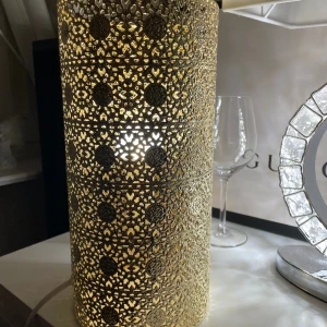 Guld lampa - Säljer denna guld lampa.