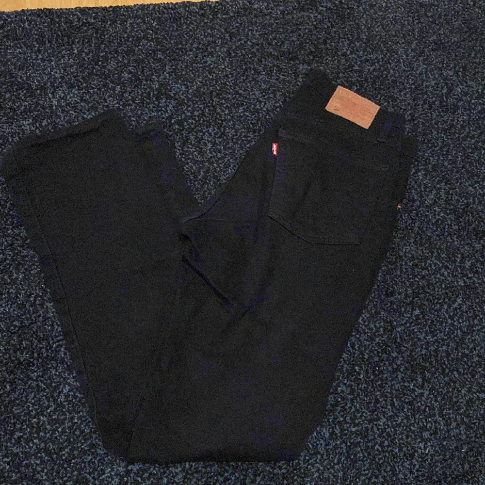 Tjabba säljer nu dessa sjukt snygga Levis jeans, Skick:9/10 Nypris: 1099kr Hör av dig för fler frågor eller bilder 🔥✌️// Felixgarderobb . Jeans & Byxor.